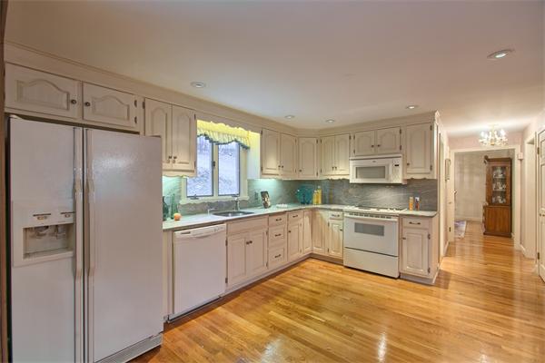 17 Crescent Road Woburn, MA 01801 - Photo 7 of 29 Gallery Image 7