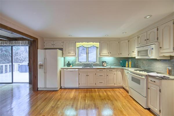 17 Crescent Road Woburn, MA 01801 - Photo 8 of 29 Gallery Image 8
