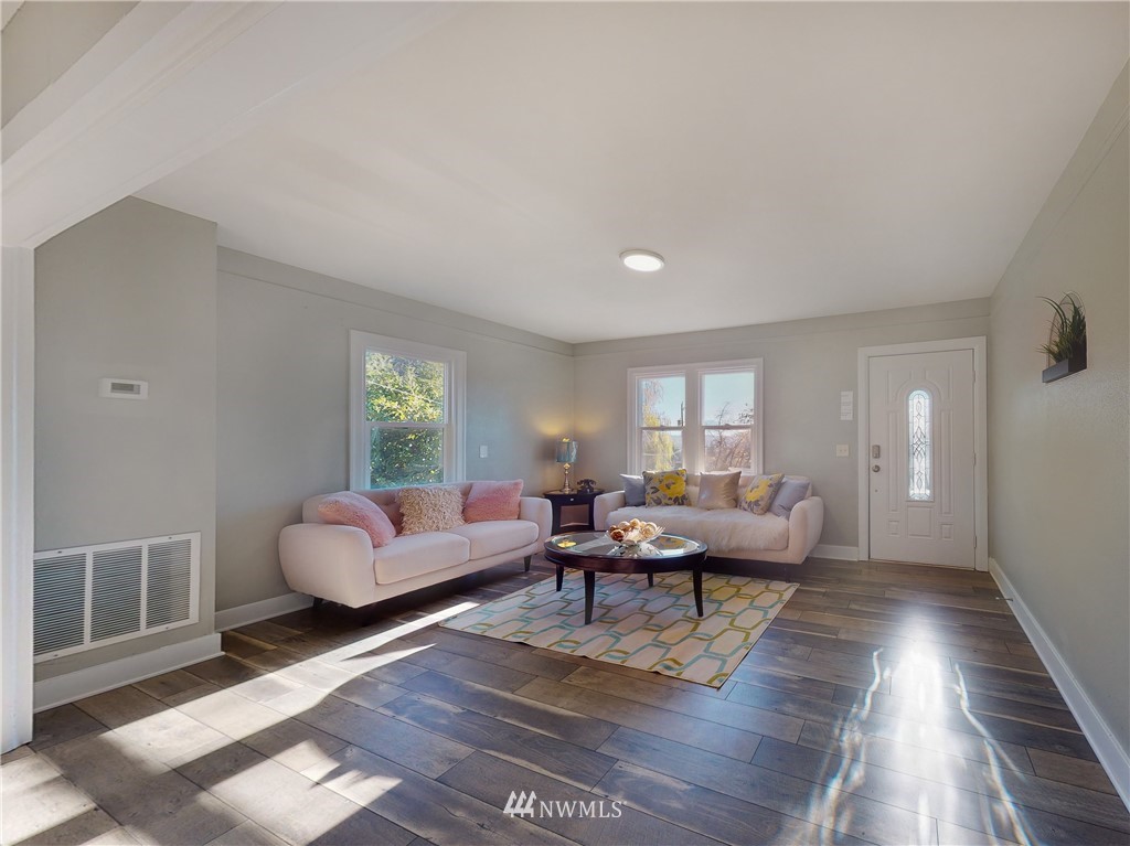 12860 Renton Avenue South Seattle, WA 98178 - Photo 8 of 20 Gallery Image 8