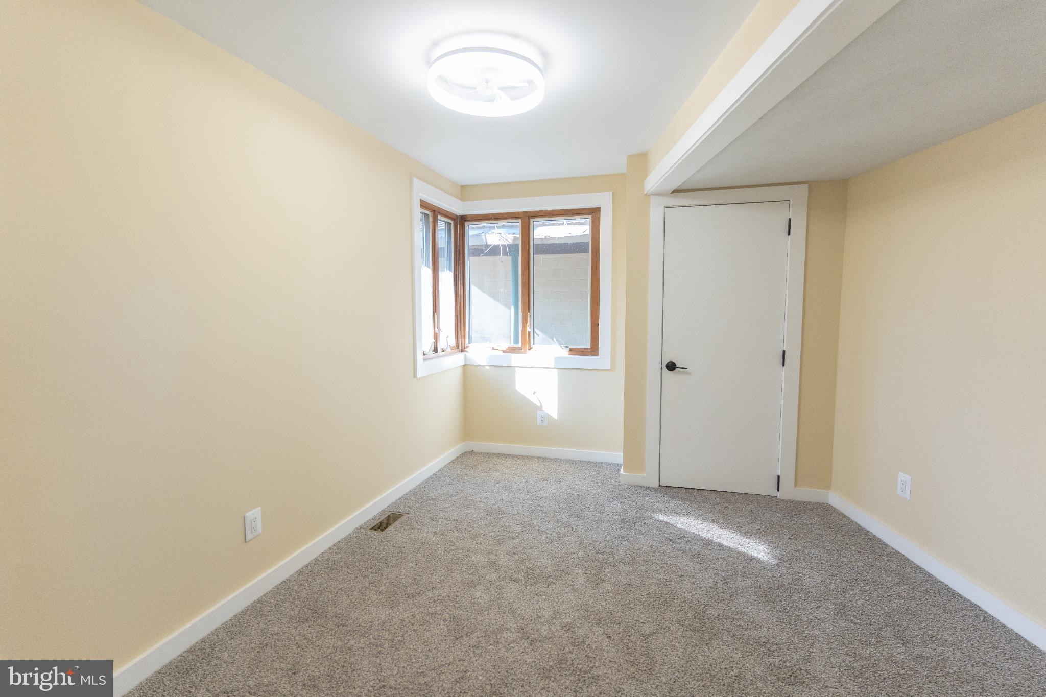 102 East Washington Street, Unit B Remington, VA 22734 - Photo 18 of 21 an empty room with a window