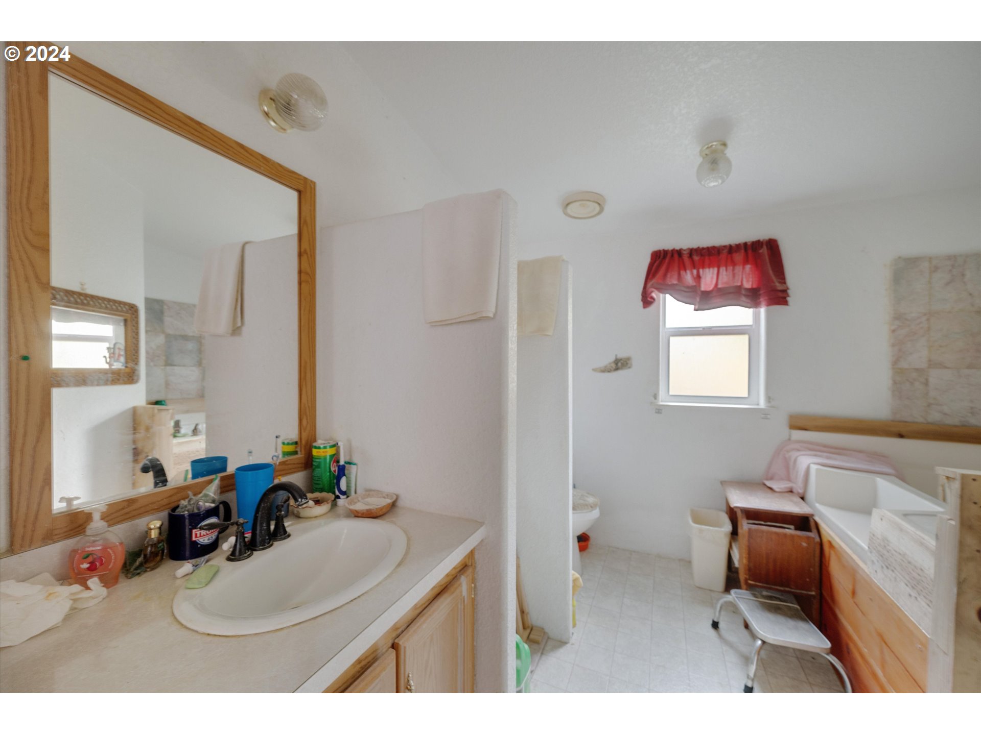 1999 Pioneer Road Dallas, OR 97338 - Photo 21 of 25 a bathroom with a sink mirror and tub