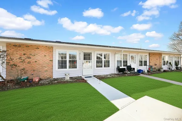 $299,999 | 279 Berwick Court, Unit B, Ridge, NY 11961