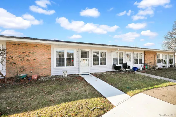 $299,999 | 279 Berwick Court, Unit B, Ridge, NY 11961