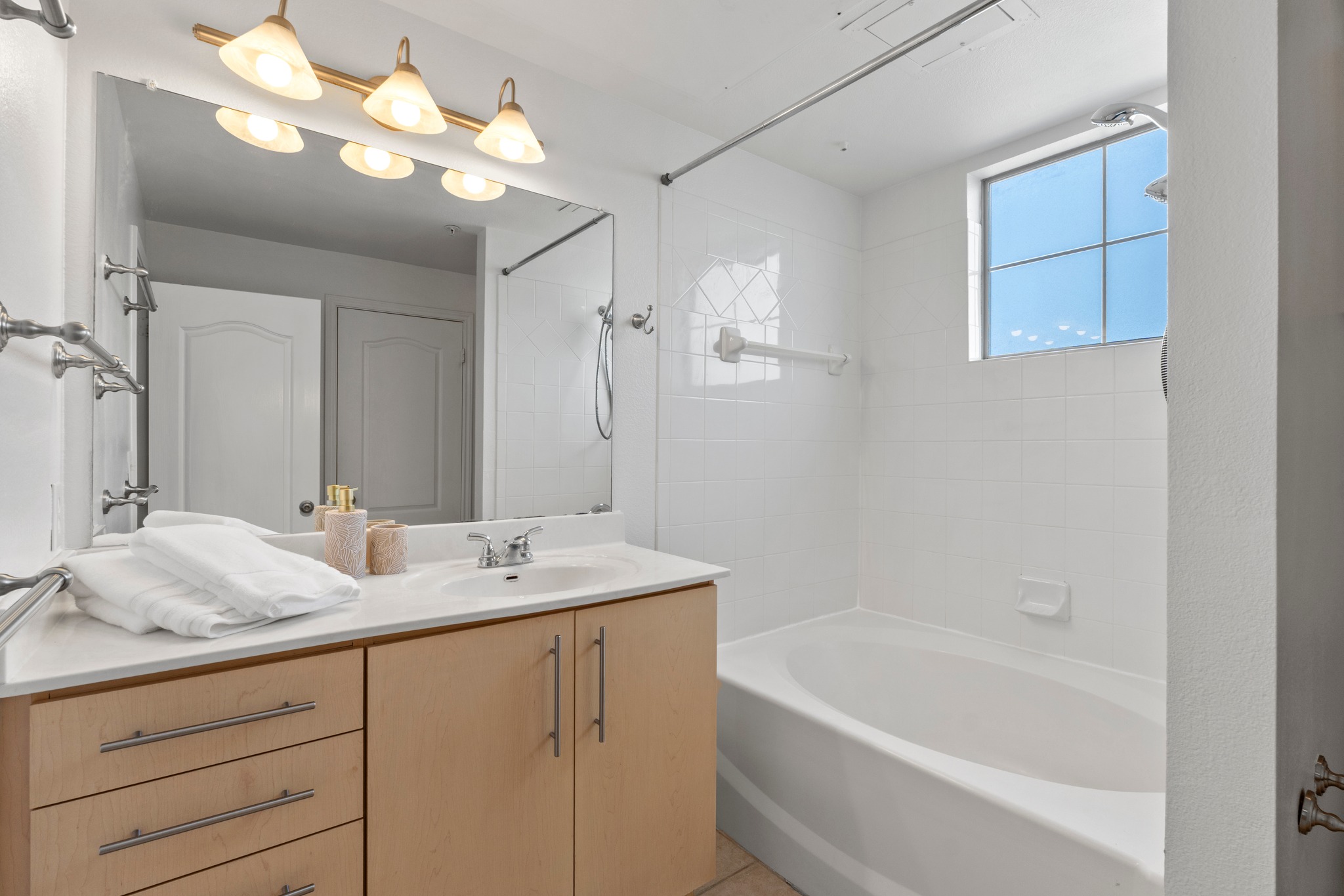 11203 Ranch Road 2222, Unit 1703 Austin, TX 78732 - Photo 19 of 38 The ensuite is equipped with a relaxing garden tub.