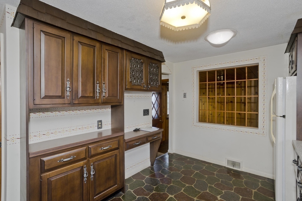 83 Mayflower Avenue Chicopee, MA 01013 - Photo 6 of 34