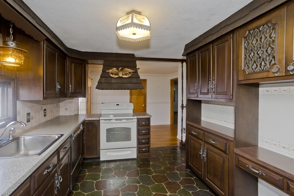 83 Mayflower Avenue Chicopee, MA 01013 - Photo 7 of 34