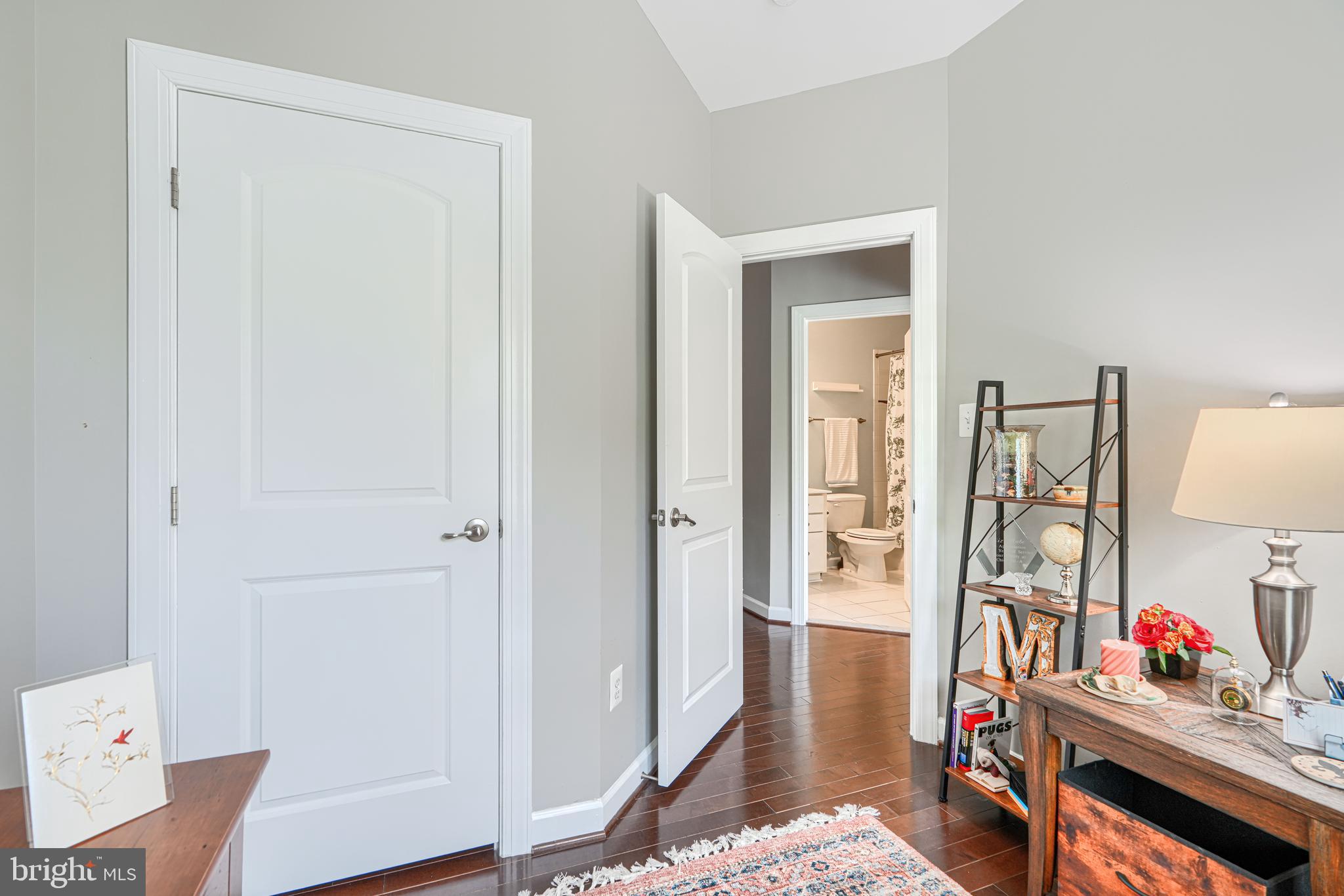 432 Grand Street Gaithersburg, MD 20878 - Photo 24 of 48 a workspace with furniture and wooden floor