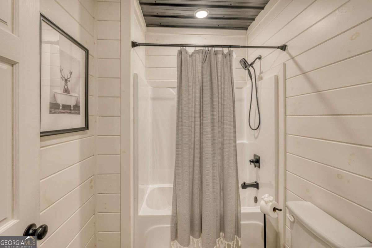 49 Chestnut Overlook Blue Ridge, Unit 11 Blue Ridge, GA 30513 - Photo 28 of 62 a bathroom with a shower