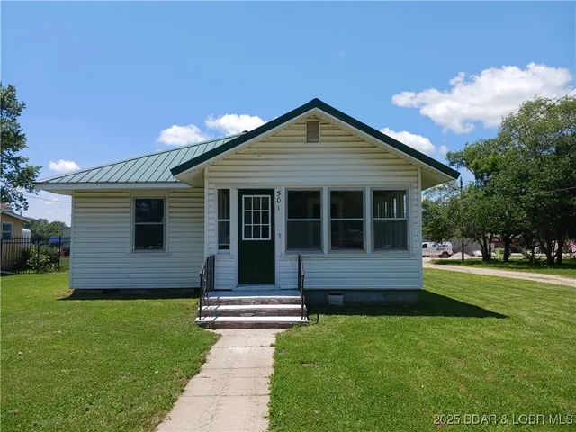 $292,500 | 501 South Oak Street, Versailles, MO 65084