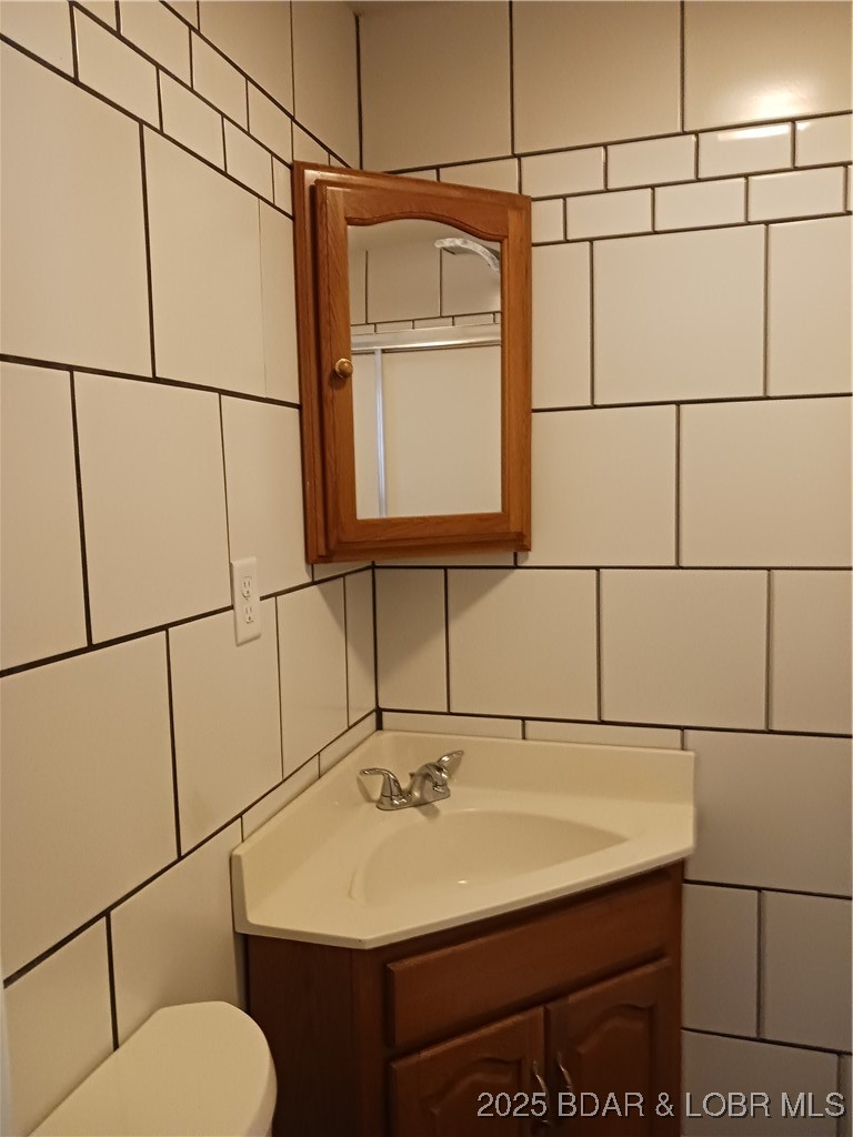 501 South Oak Street Versailles, MO 65084 - Photo 34 of 52 Bath #2