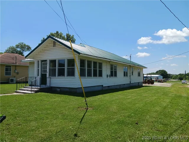 $292,500 | 501 South Oak Street, Versailles, MO 65084