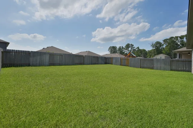 a view of a backyard