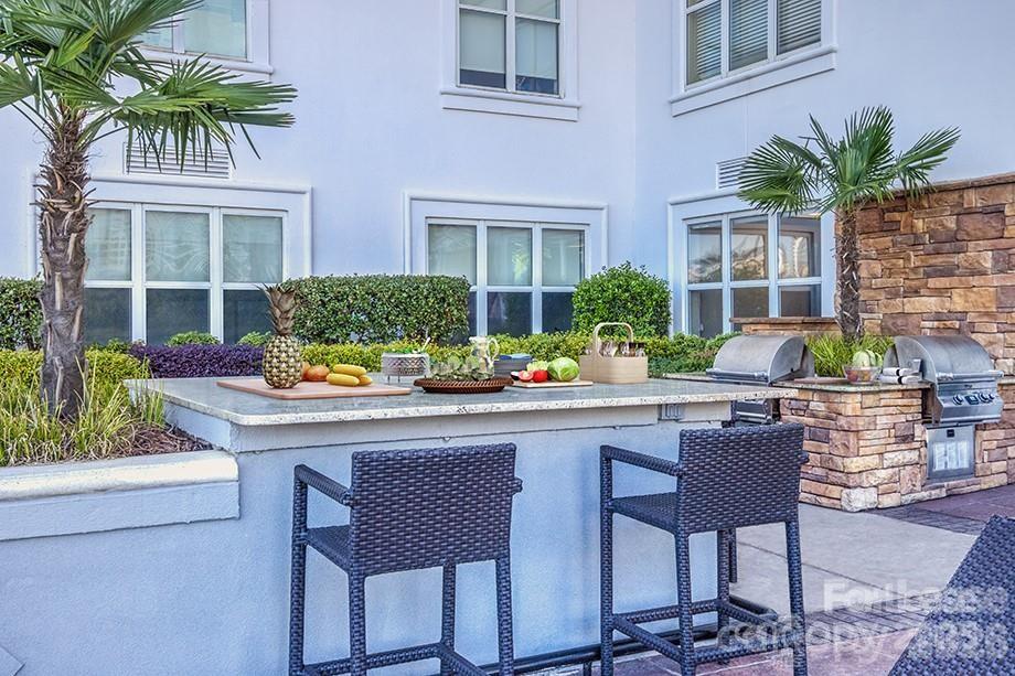 909 Camden Grandview Road, Unit B6A Charlotte, NC 28202 - Photo 3 of 23 a table and chairs in front of a house