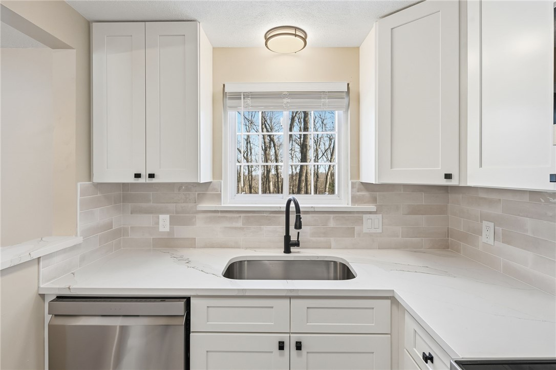 33 Eagle Run Warwick, RI 02818 - Photo 15 of 40 Light and bright