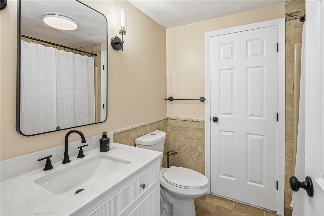 33 Eagle Run Warwick, RI 02818 - Photo 22 of 40 Full dual-entry bathroom on second level