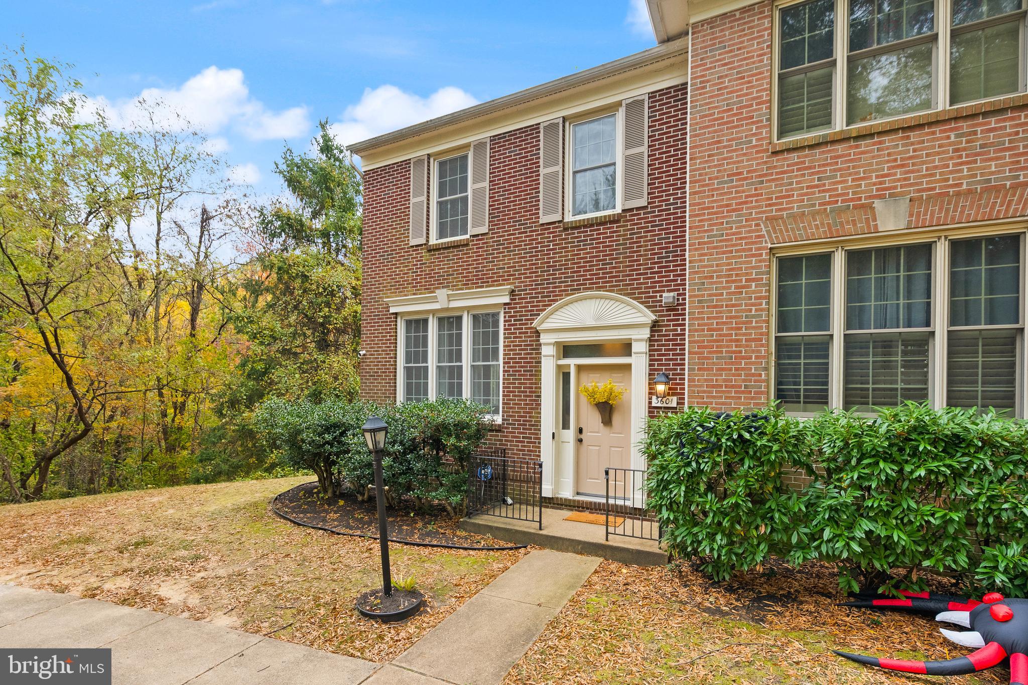 3601 Ransom Place Alexandria, VA 22306 - Photo 5 of 60 a front view of a house having yard