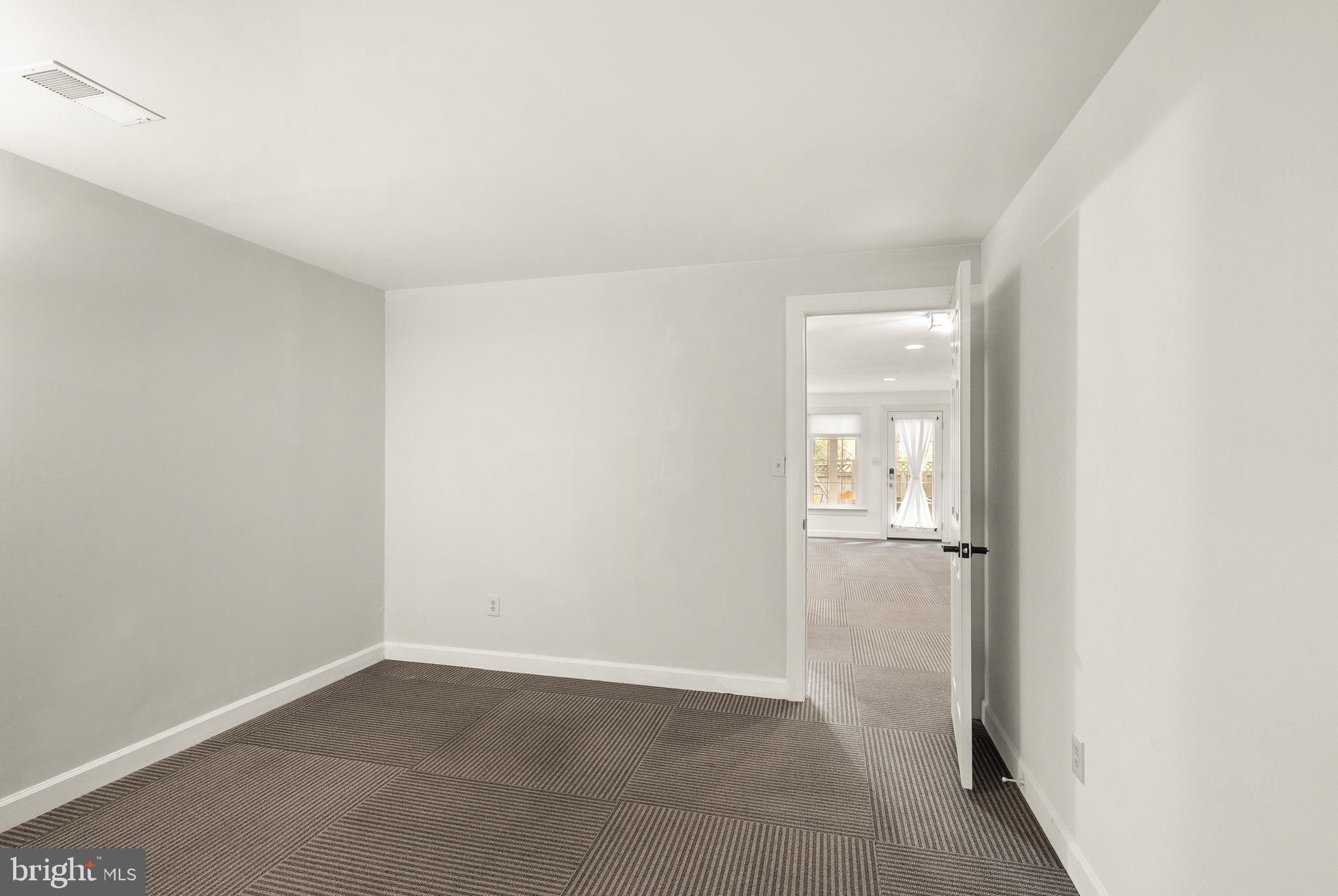 3601 Ransom Place Alexandria, VA 22306 - Photo 51 of 60 an empty room with mirror and a sink