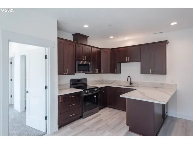 $820,000 | 774 Riley Drive Northeast, Silverton, OR 97381