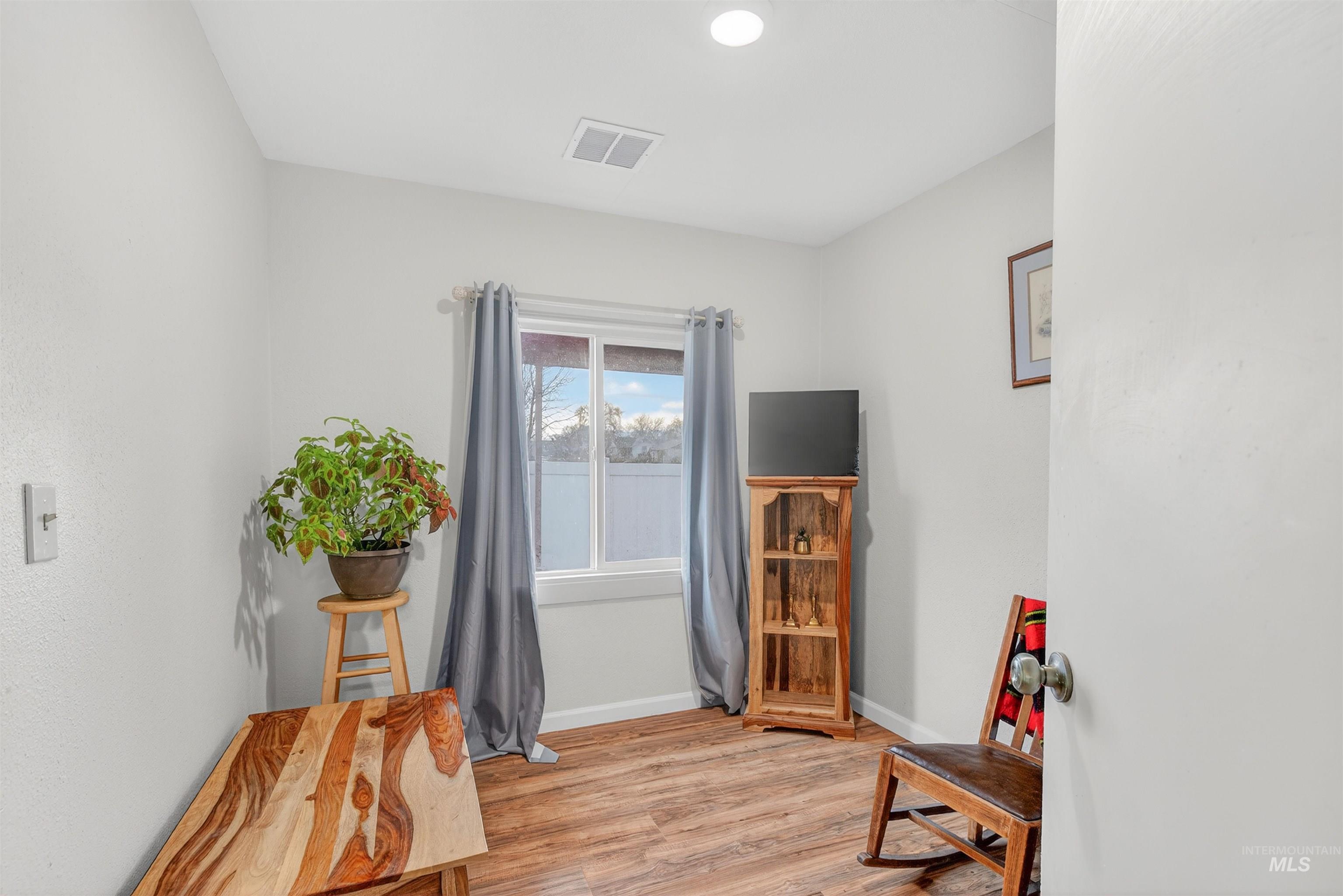 601 12th Street Clarkston, WA 99403 - Photo 7 of 21 Sitting room with light wood-style floors and baseboards