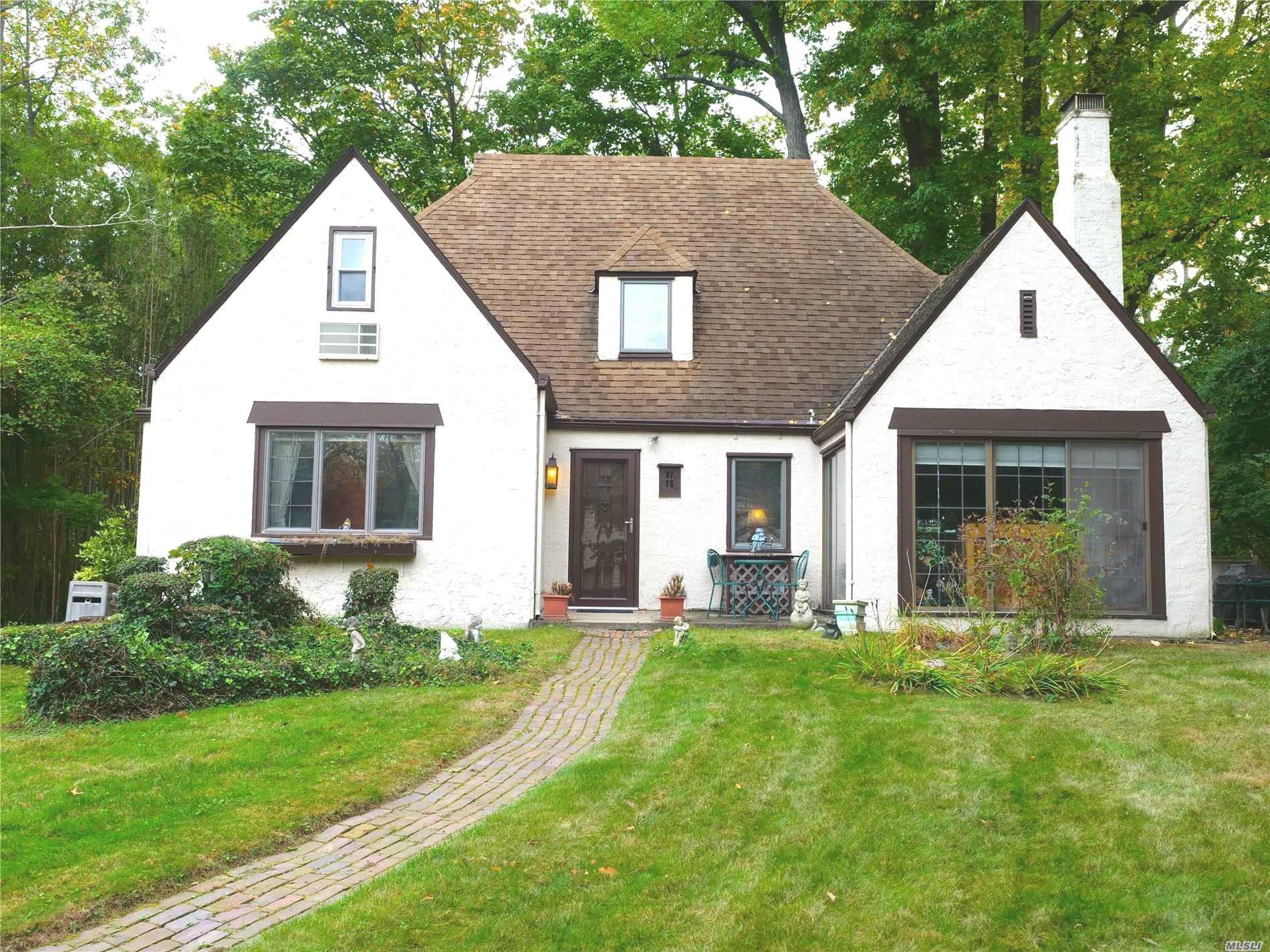 10 Weybridge Road Great Neck, NY 11023 - Photo 1 of 1 Gallery Image 1