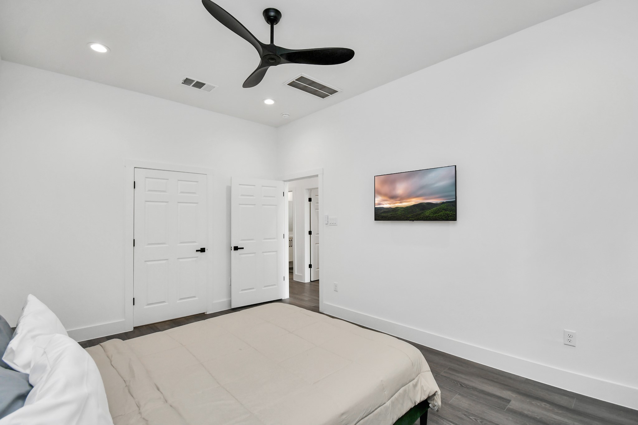 4909 Higgins Street, Unit A Houston, TX 77033 - Photo 16 of 32 a bedroom with a bed and a painting on the wall