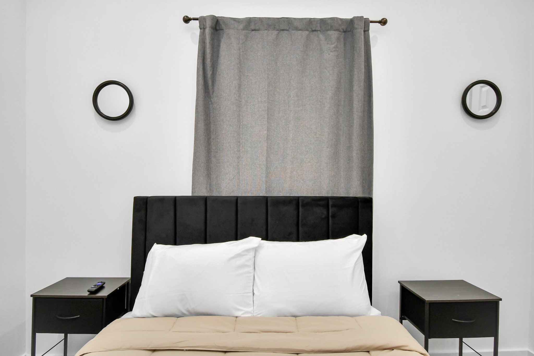 4909 Higgins Street, Unit A Houston, TX 77033 - Photo 23 of 32 a bathroom with a bathtub and a chair