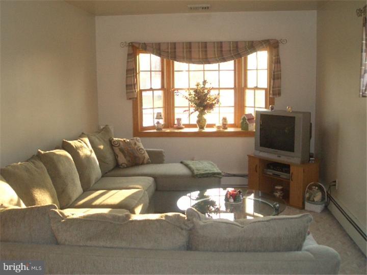 30 Cliff Road Levittown, PA 19057 - Photo 13 of 23 Family Room