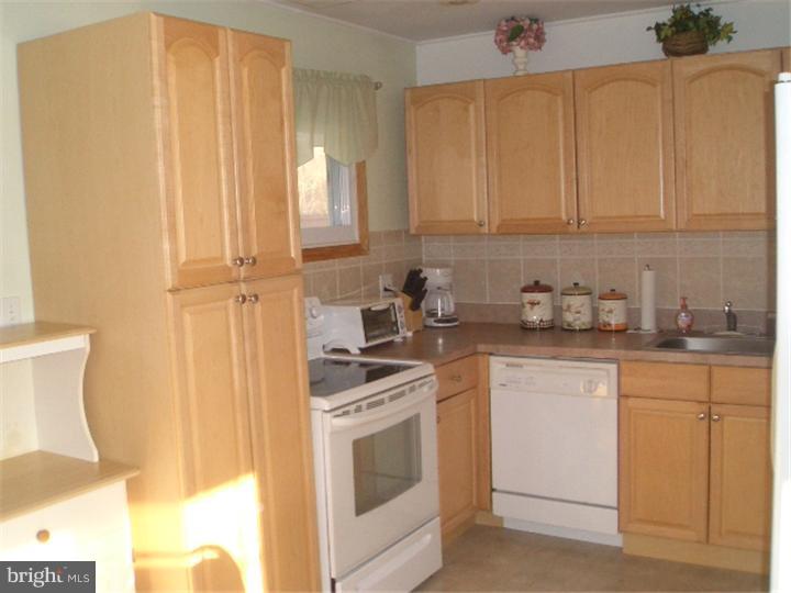 30 Cliff Road Levittown, PA 19057 - Photo 3 of 23 Kitchen