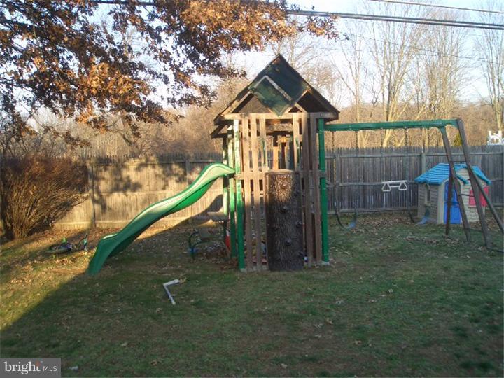 30 Cliff Road Levittown, PA 19057 - Photo 21 of 23 Exterior Back