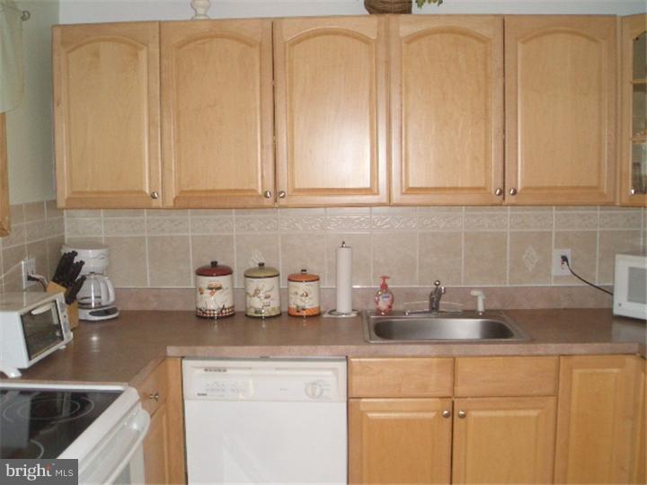 30 Cliff Road Levittown, PA 19057 - Photo 4 of 23 Kitchen
