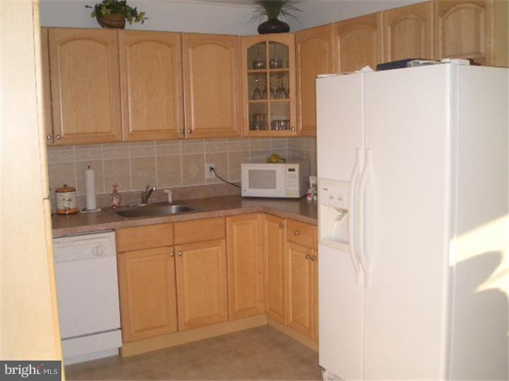 30 Cliff Road Levittown, PA 19057 - Photo 5 of 23 Kitchen
