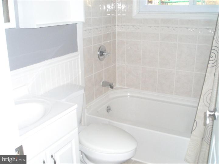 30 Cliff Road Levittown, PA 19057 - Photo 7 of 23 Bathroom