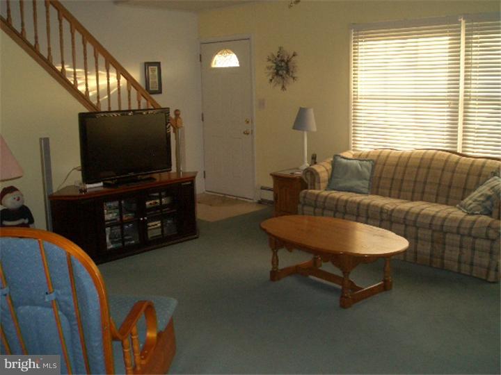 30 Cliff Road Levittown, PA 19057 - Photo 9 of 23 Living Room