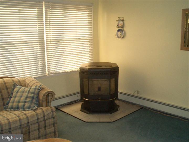 30 Cliff Road Levittown, PA 19057 - Photo 10 of 23 Living Room