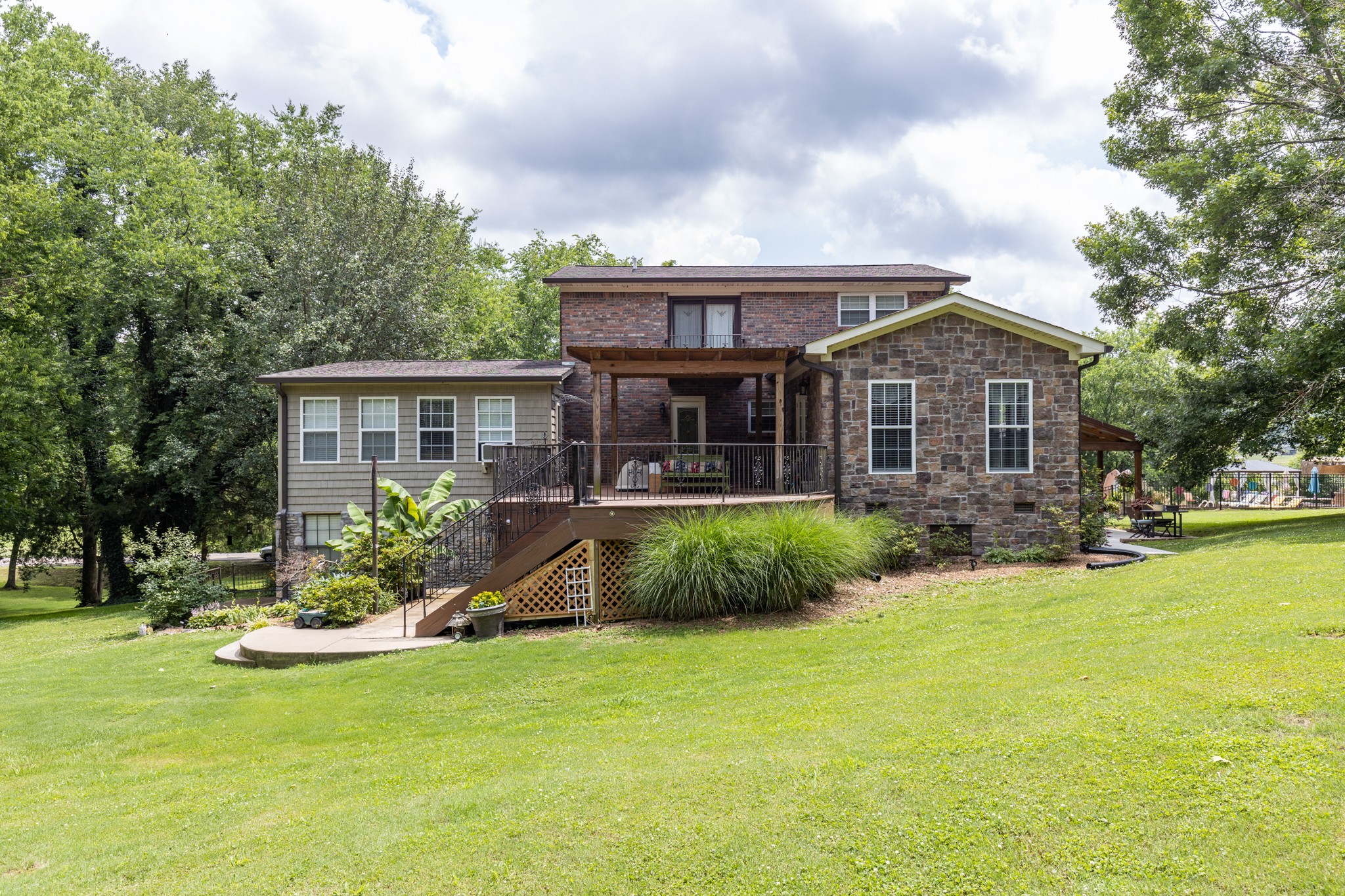 33 Horseshoe Road Frankewing, TN 38459 - Photo 3 of 43 a front view of a house with garden