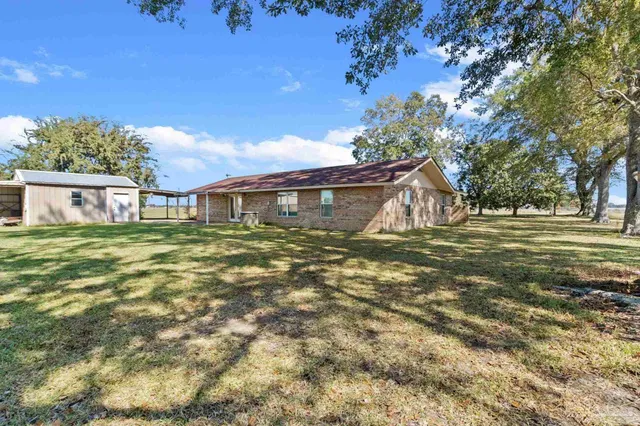 a view of a house with a yard