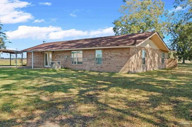 a view of a house with backyard and garden