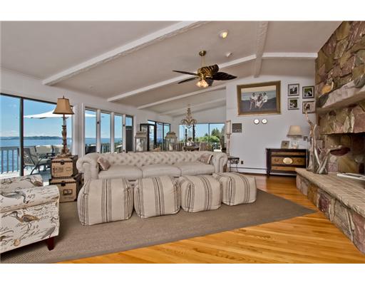 648 East Shore Road Jamestown, RI 02835 - Photo 9 of 22 Living Room.