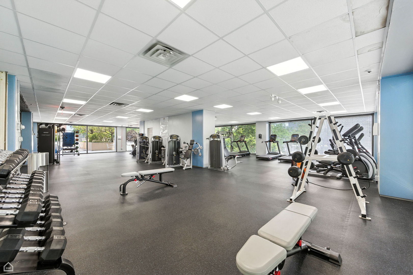 4343 North Clarendon Avenue, Unit 2317 Chicago, IL 60613 - Photo 15 of 20 a view of a room with gym equipment