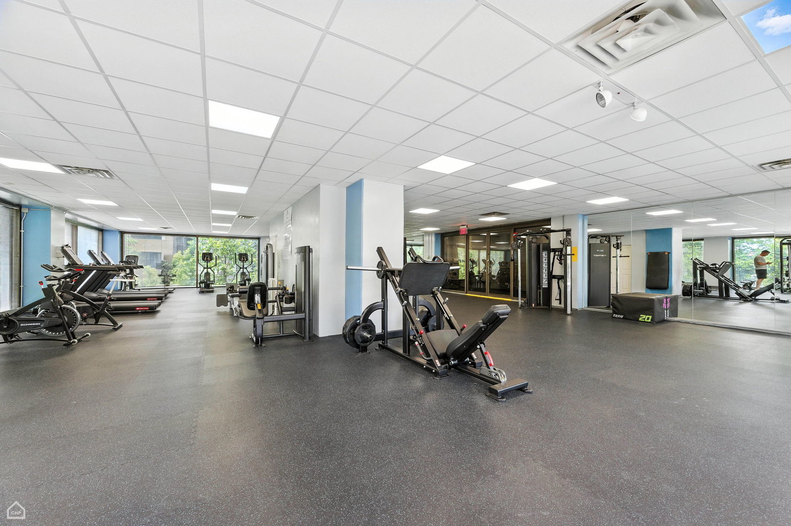 4343 North Clarendon Avenue, Unit 2317 Chicago, IL 60613 - Photo 16 of 20 a view of a room with gym equipment