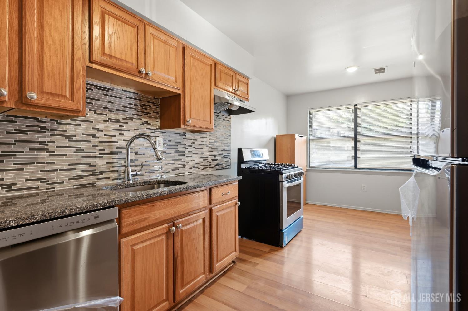 1728 Raspberry Court Edison, NJ 08817 - Photo 9 of 22 Gallery Image 9