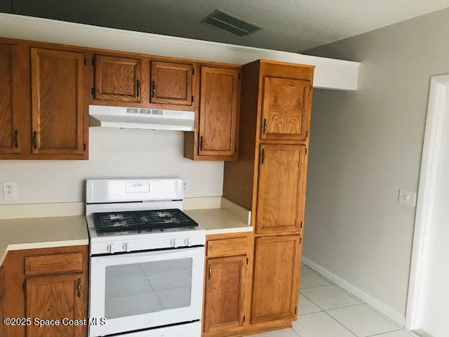 4533 Rivermist Drive Melbourne, FL 32935 - Photo 5 of 14 a kitchen with granite countertop cabinets and refrigerator stove top oven