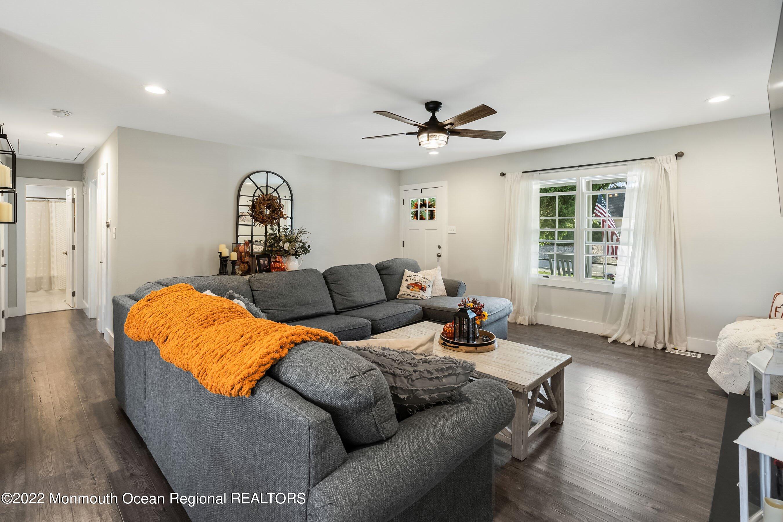 116 Seaspray Road Manahawkin, NJ 08050 - Photo 6 of 28 07-Int8 Den1