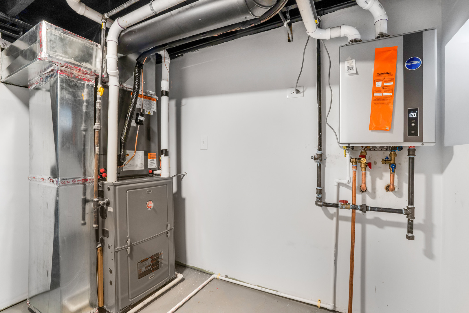 5526 South Albany Avenue Chicago, IL 60629 - Photo 22 of 25 a view of walk in closet