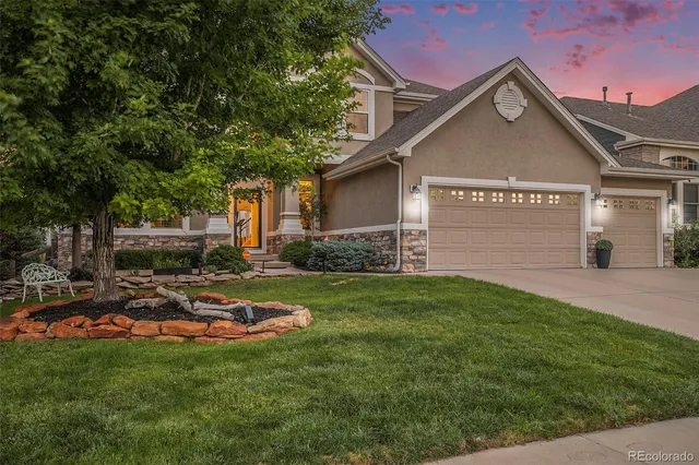 a view of back yard of the house