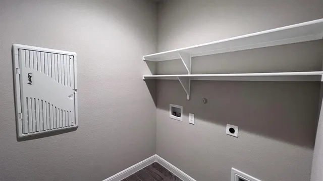 a view of empty room with window