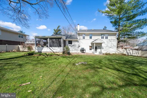 a view of a house with backyard
