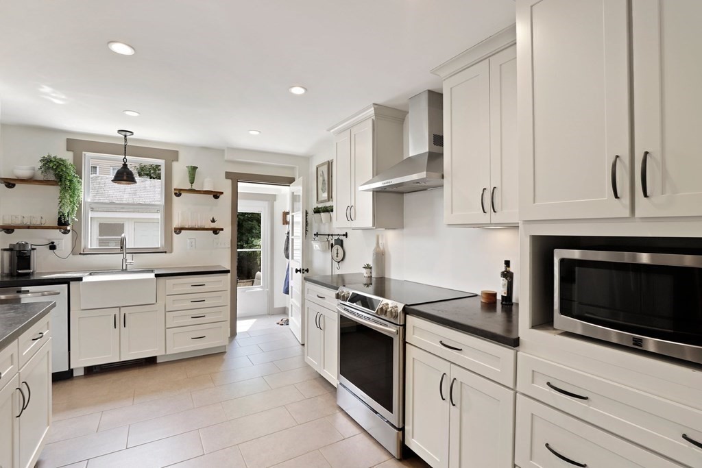 25 Marlborough Road Waltham, MA 02452 - Photo 2 of 38 Gallery Image 2