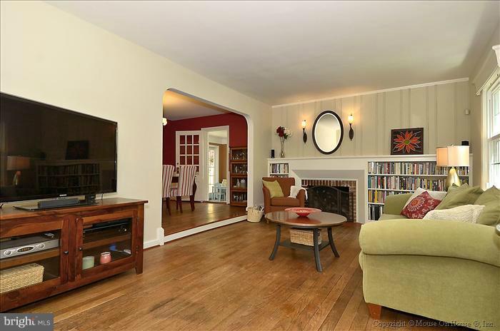 9120 Sudbury Road Silver Spring, MD 20901 - Photo 14 of 25 Living Room