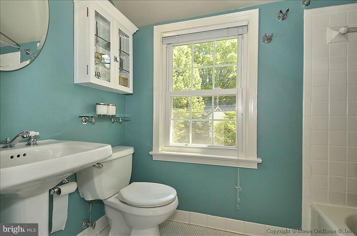 9120 Sudbury Road Silver Spring, MD 20901 - Photo 3 of 25 2nd floor bath